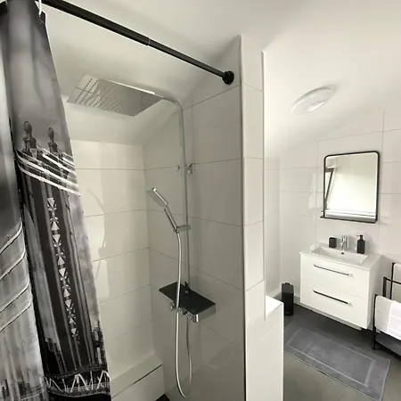 Apartment Zentrales Modernes Apartment, Naehe Zoo Und Stadion *