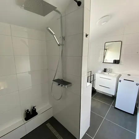 Zentrales Modernes Apartment, Naehe Zoo Und Stadion Apartmán *
